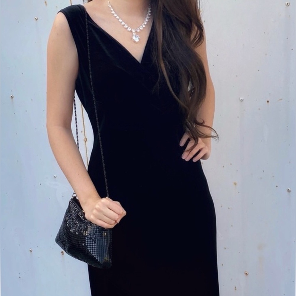 Vintage Black Velvet Sleeveless V-Neck Sheath Dress